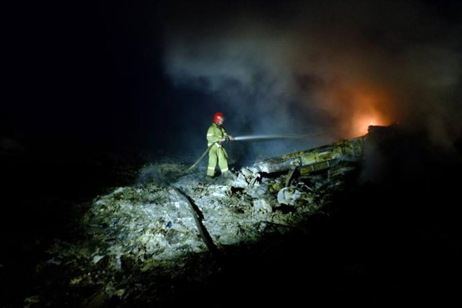 Prosegue l&#39;opera dei pompieri sui resti del velivolo abbattuto in Ucraina. Afp